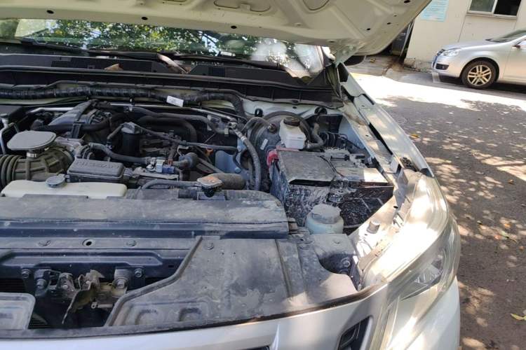 Used Nissan Navara 2023 2.5L Manual Two-Wheel Drive Comfort Version Engine Bay Left