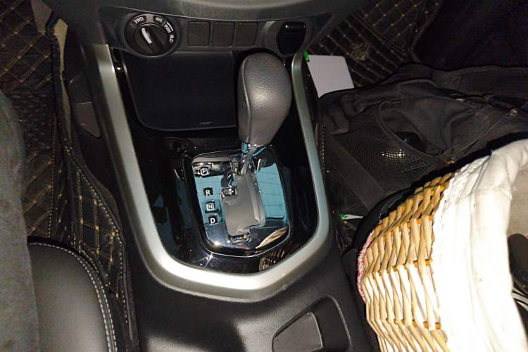 Used Nissan Navara 2023 2.5L Automatic 4x4 Prestige Edition Gear Lever