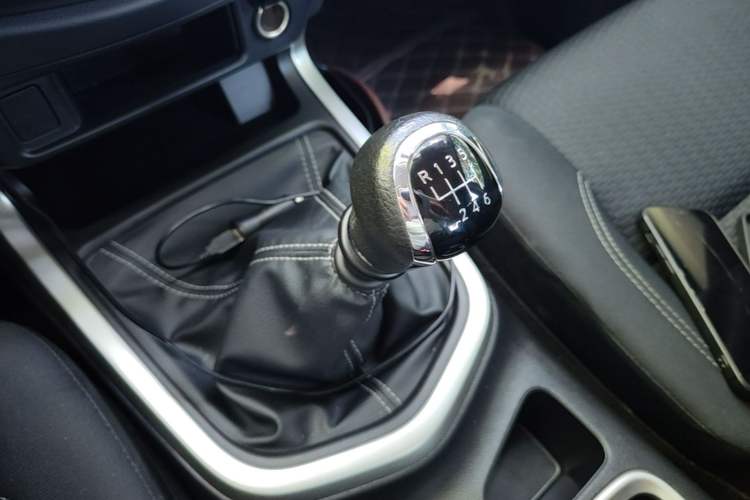 Used Nissan Navara 2023 2.5L Manual Two-Wheel Drive Comfort Version Gear Lever