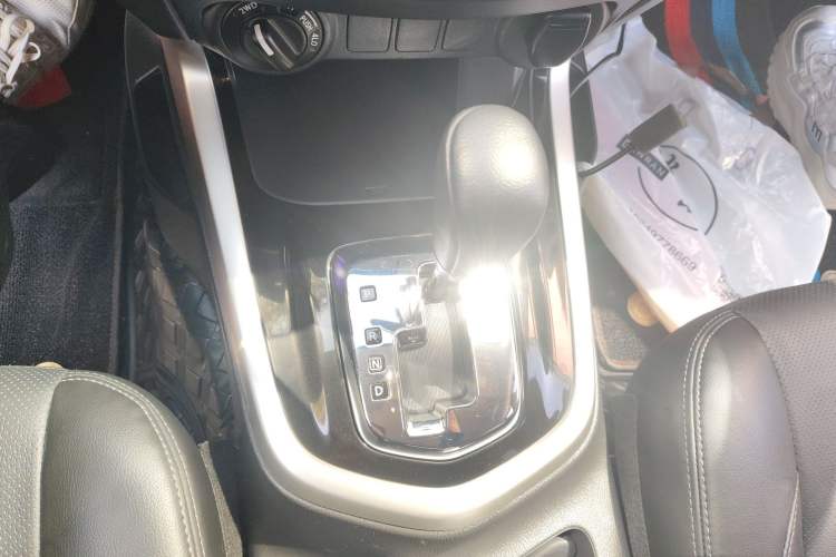 Used Nissan Navara 2023 2.5L Automatic All-Wheel Drive Premium Version Gear Lever