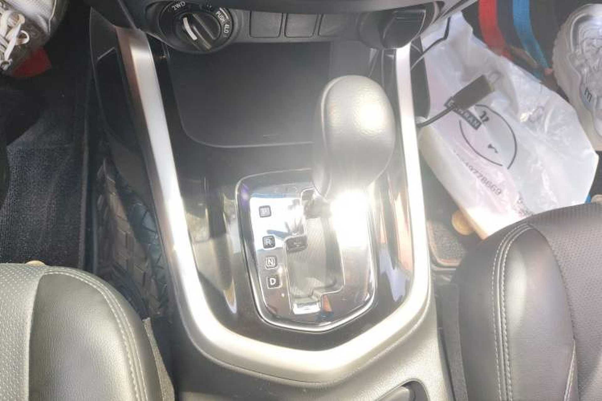 Used Nissan Navara 2023 2.5L Automatic All-Wheel Drive Premium Version Gear Lever