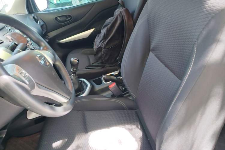 Used Nissan Navara 2023 2.5L Manual Two-Wheel Drive Comfort Version Left Front Seat