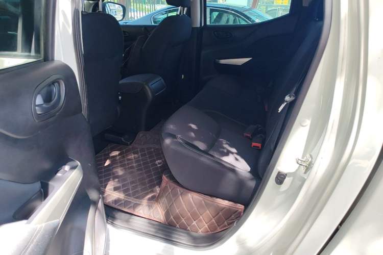 Used Nissan Navara 2023 2.5L Manual Two-Wheel Drive Comfort Version Left Rear Seat