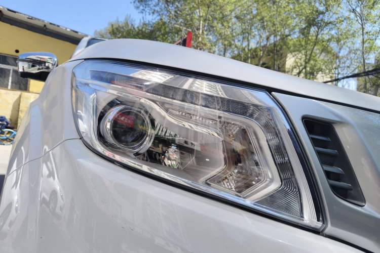 Used Nissan Navara 2023 2.5L Automatic All-Wheel Drive Premium Version Right Front Headlight