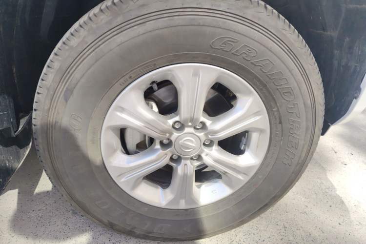 Used Nissan Navara 2023 2.5L Automatic All-Wheel Drive Premium Version Right Front Wheel Hub