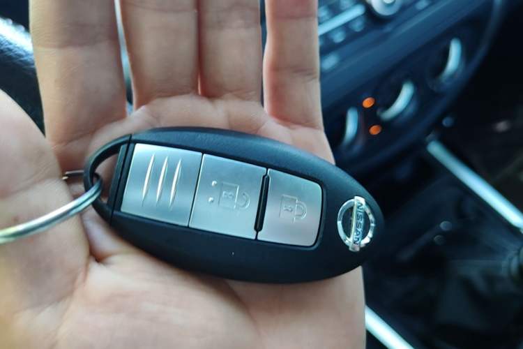 Used Nissan Navara 2023 2.5L Manual Two-Wheel Drive Comfort Version Vehicle Key