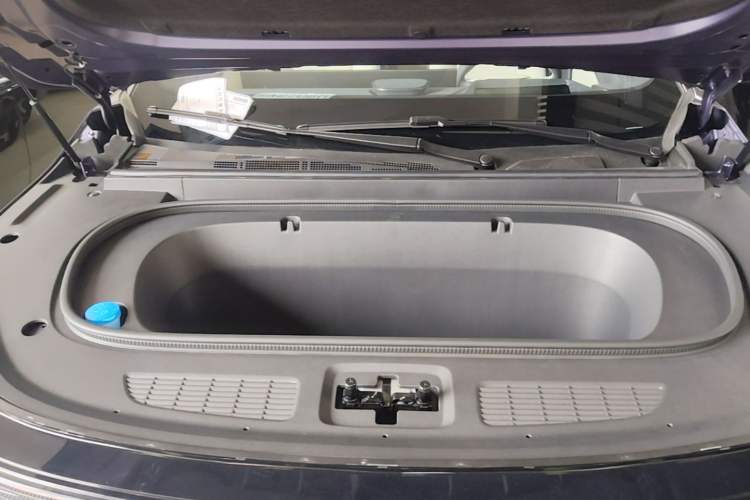 Used Nissan NX8 2026 Model, Pure Electric 650 Max Engine Bay