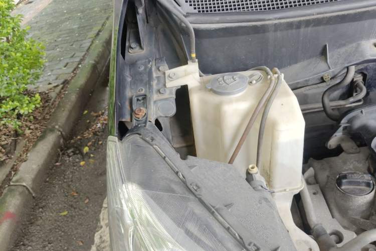 Used Nissan NV200 2011 1.6L 232 Seats Zunya Trim Engine Bay Right