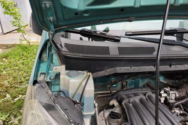 Used Nissan NV200 2011 1.6L 232 Seats Zunya Trim Engine Bay Right