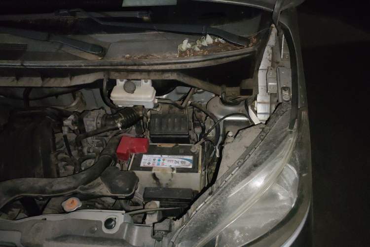 Used Nissan NV200 2011 1.6L 232 Seats Zunya Trim Engine Bay Left