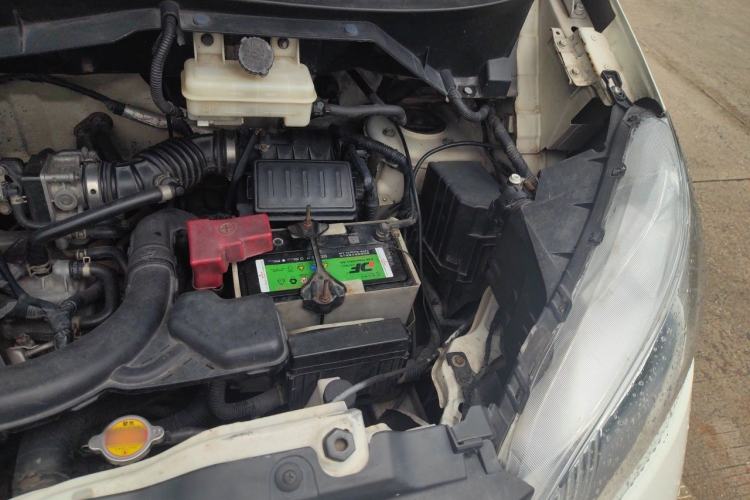 Used Nissan NV200 2011 1.6L 223 Seats Deluxe Version Engine Bay Left