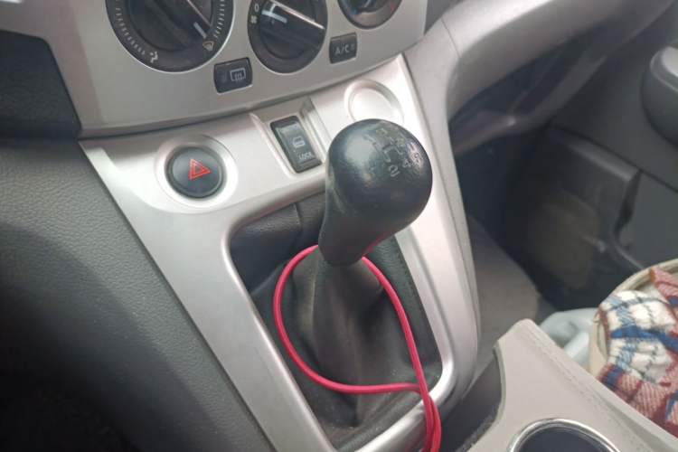 Used Nissan NV200 2012 1.6L 232 Seats Luxury Version Gear Lever