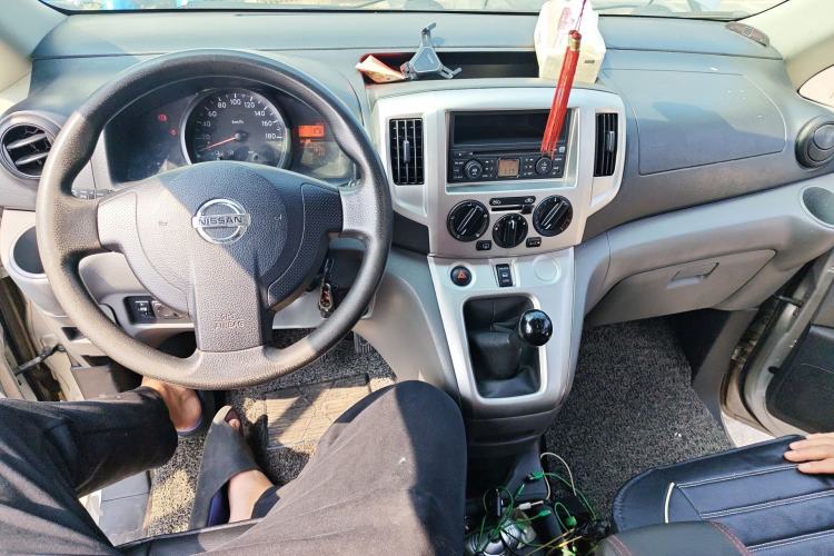 Used Nissan NV200 2012 1.6L 232 Seats Luxury Version Center Console