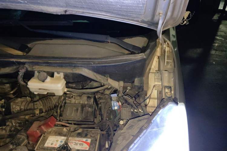 Used Nissan NV200 2012 1.6L 232 Seats Deluxe Version Engine Bay Left