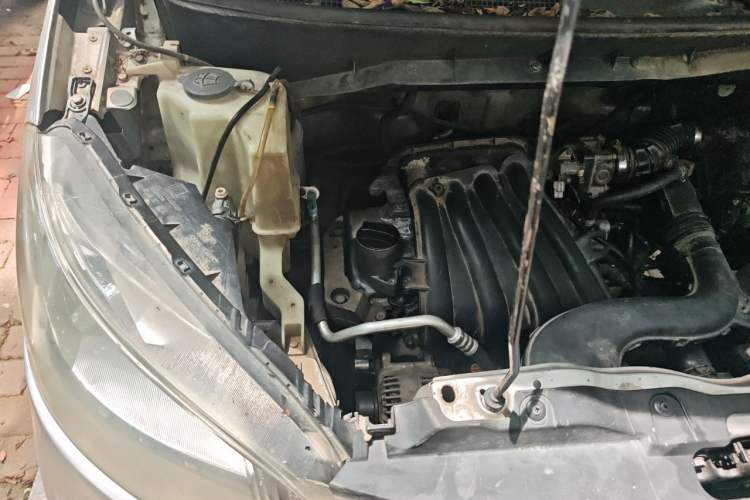 Used Nissan NV200 2012 1.6L 232 Seats Luxury Version Engine Bay Right