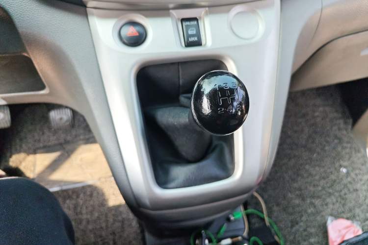 Used Nissan NV200 2012 1.6L 232 Seats Luxury Version Gear Lever