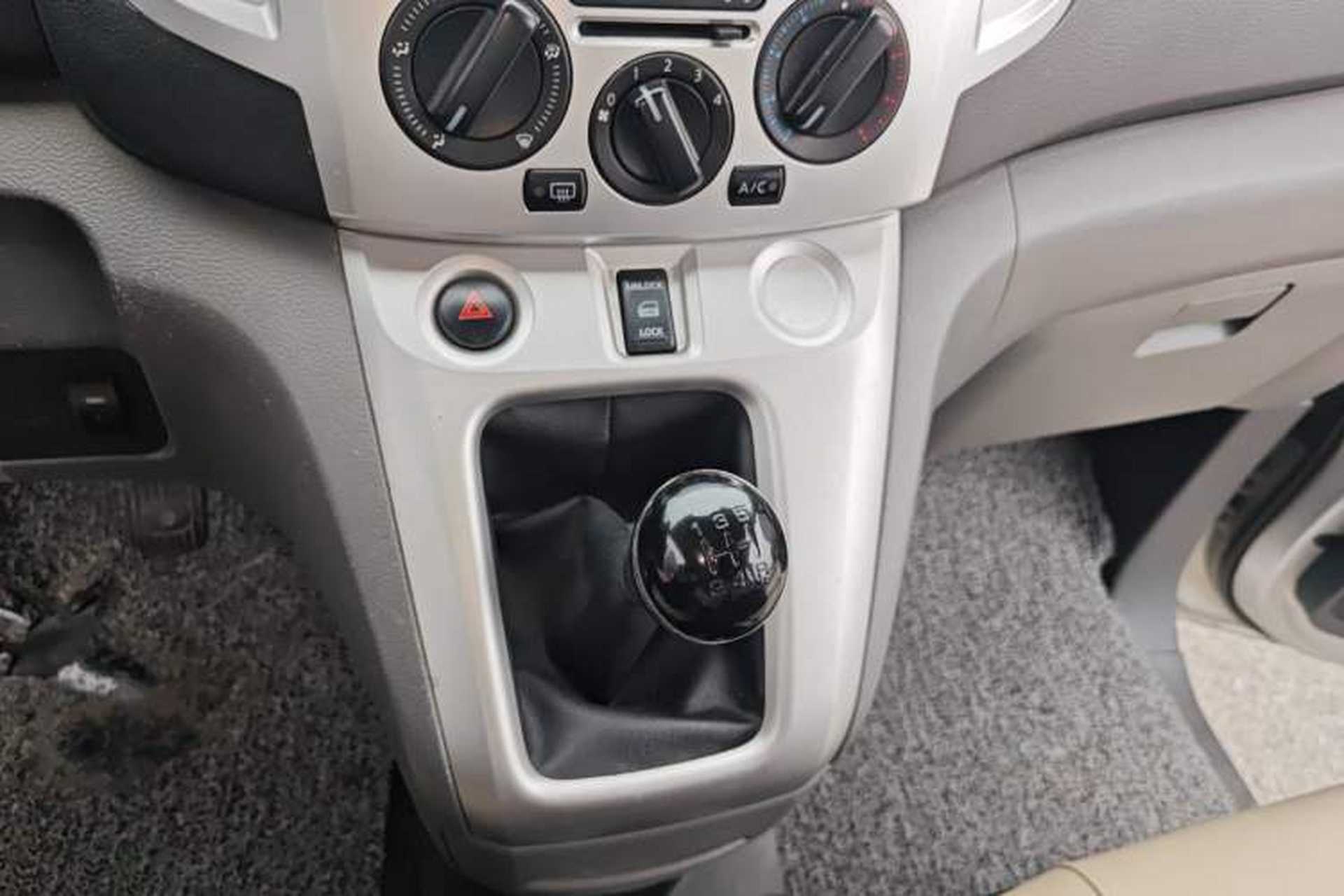 Used Nissan NV200 2012 1.6L 232 Seats Luxury Version Gear Lever