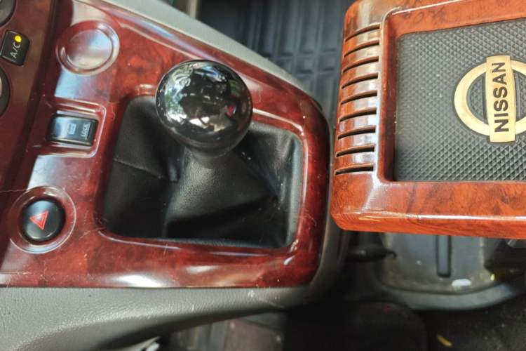 Used Nissan NV200 2012 1.6L 232 Seats Luxury Version Gear Lever