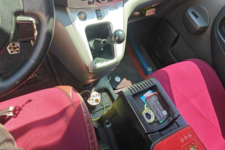 Used Nissan NV200 2012 1.6L 232 Seats Luxury Version Gear Lever