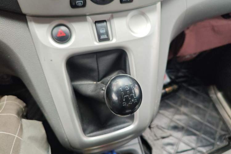 Used Nissan NV200 2012 1.6L 232 Seats Luxury Version Gear Lever