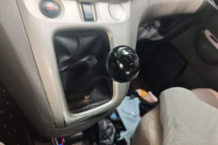 Used Nissan NV200 2012 1.6L 232 Seats Luxury Version Gear Lever
