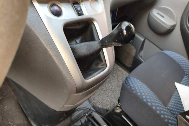 Used Nissan NV200 2012 1.6L 232 Seats Luxury Version Gear Lever