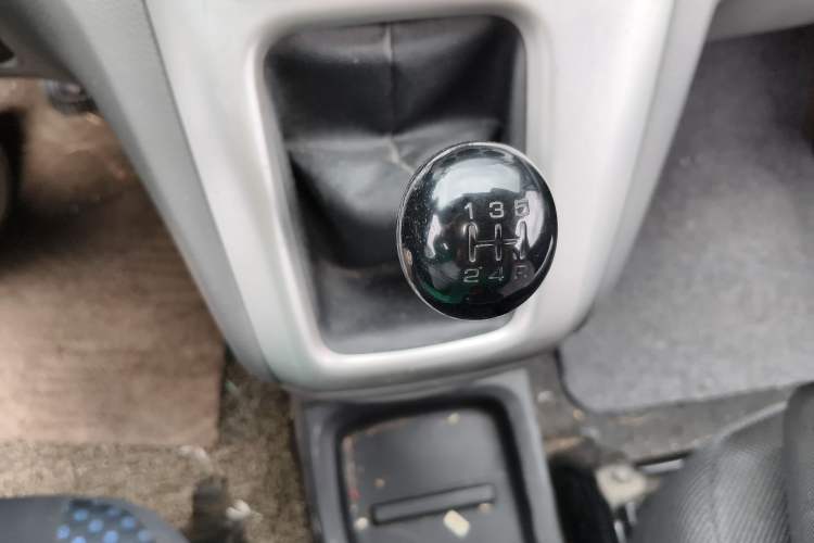 Used Nissan NV200 2012 1.6L 232 Seats Luxury Version Gear Lever
