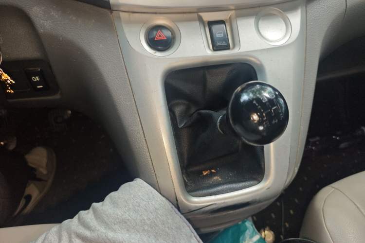 Used Nissan NV200 2012 1.6L 232 Seats Luxury Version Gear Lever