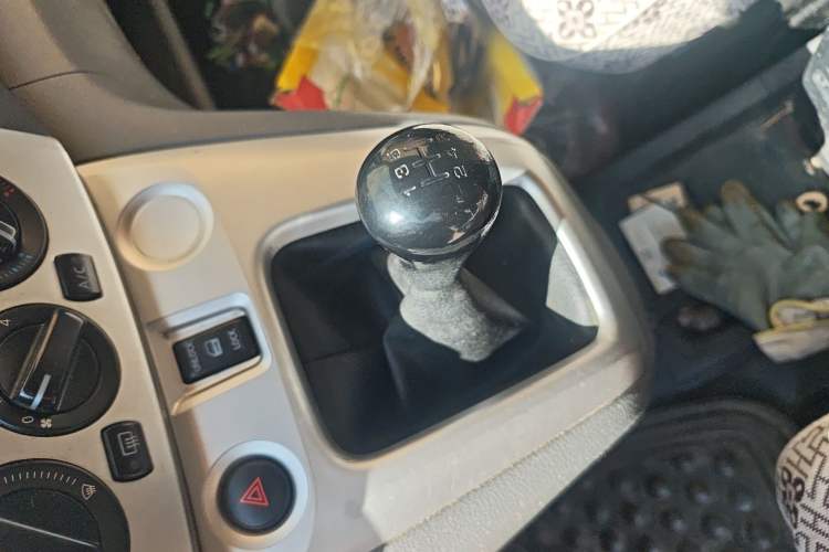 Used Nissan NV200 2012 1.6L 232 Seats Luxury Version Gear Lever