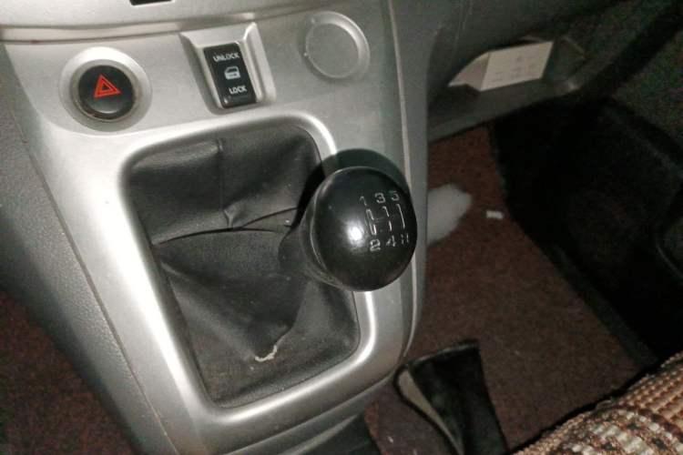 Used Nissan NV200 2012 1.6L 232 Seats Luxury Version Gear Lever