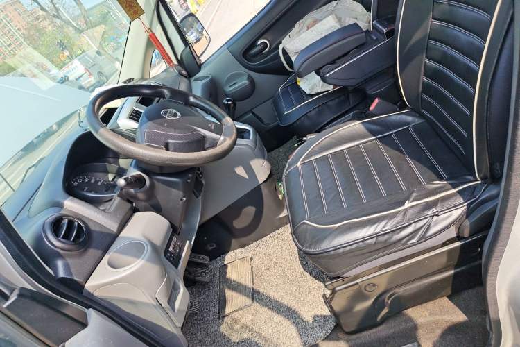 Used Nissan NV200 2012 1.6L 232 Seats Luxury Version Left Front Seat