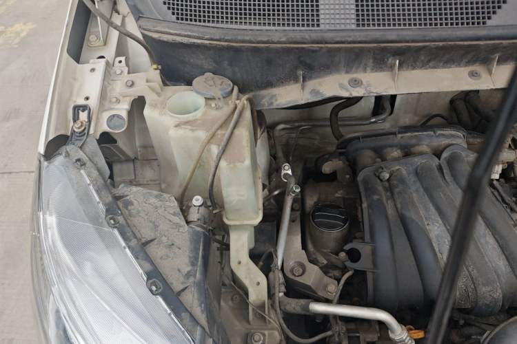 Used Nissan NV200 2012 1.6L 232 Seats Luxury Version Engine Bay Right