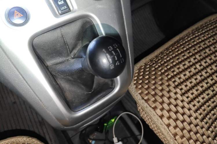 Used Nissan NV200 2012 1.6L 232 Seats Luxury Version Gear Lever