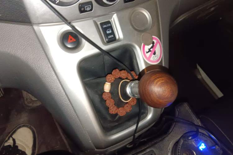 Used Nissan NV200 2012 1.6L 232 Seats Luxury Version Gear Lever