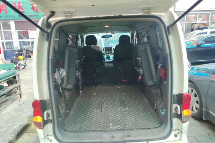 Used Nissan NV200 2012 1.6L 232 Seats Luxury Version Trunk