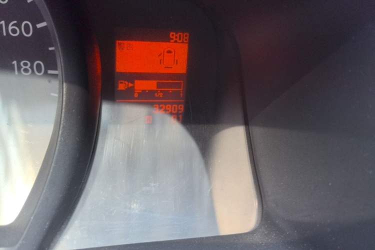 Used Nissan NV200 2013 1.6L Luxury Model China IV Standard Odometer Close Up
