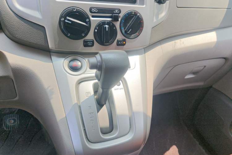 Used Nissan NV200 2014 1.6L CVT Luxury Model China IV Standard Gear Lever