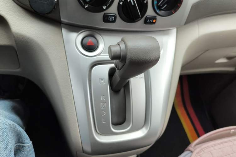 Used Nissan NV200 2014 1.6L CVT Luxury Model China V Standard Gear Lever