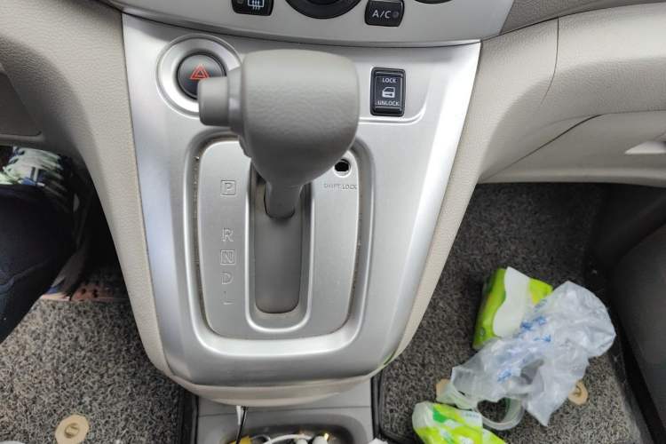 Used Nissan NV200 2014 1.6L CVT Luxury Model China IV Standard Gear Lever
