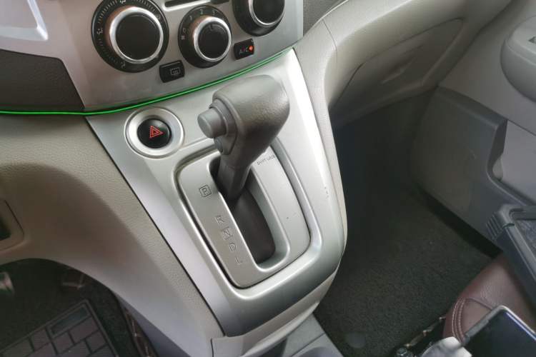 Used Nissan NV200 2014 1.6L CVT Luxury Model China IV Standard Gear Lever