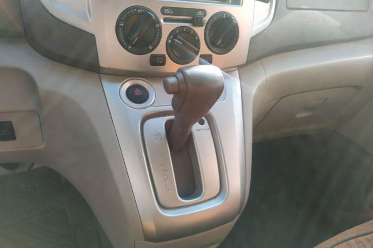 Used Nissan NV200 2014 1.6L CVT Luxury Model China IV Standard Gear Lever
