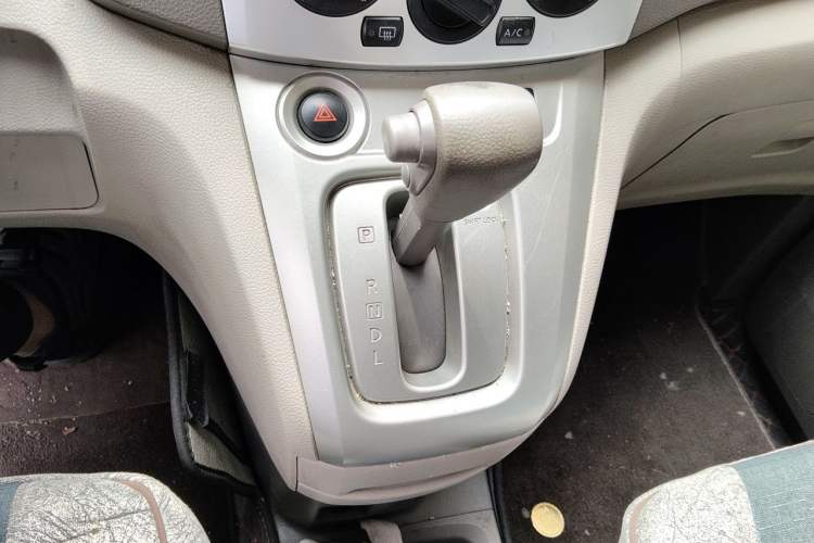 Used Nissan NV200 2014 1.6L CVT Luxury Model China IV Standard Gear Lever