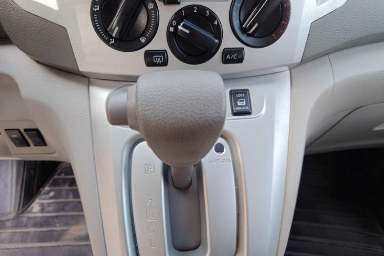 Used Nissan NV200 2014 1.6L CVT Luxury Model China IV Standard Gear Lever