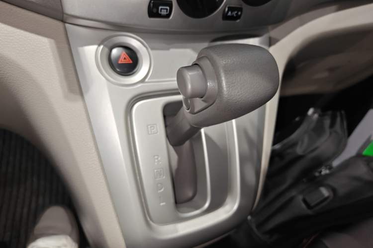 Used Nissan NV200 2014 1.6L CVT Luxury Model China IV Standard Gear Lever