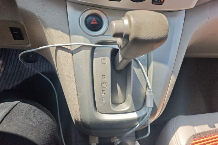 Used Nissan NV200 2014 1.6L CVT Luxury Model China V Standard Gear Lever
