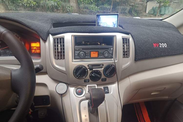 Used Nissan NV200 2014 1.6L CVT Luxury Model China IV Standard Audio And AC Panel