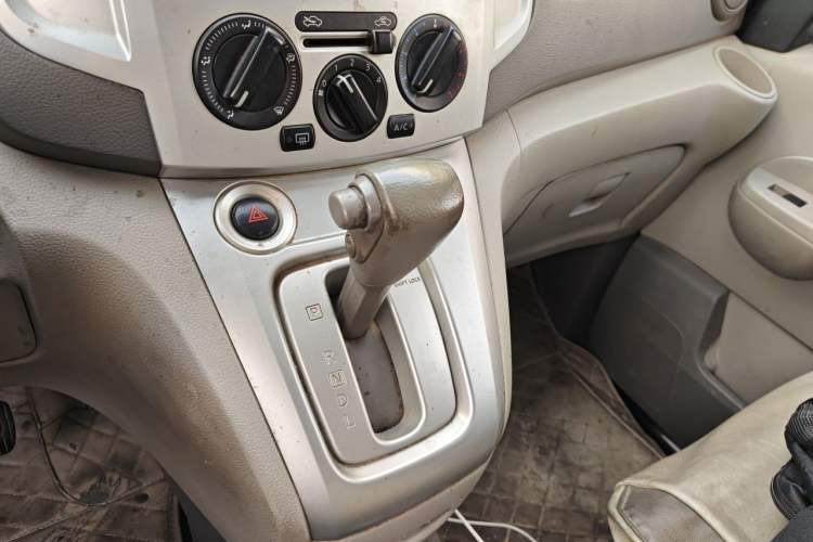 Used Nissan NV200 2014 1.6L CVT Luxury Model China V Standard Gear Lever