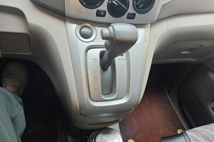 Used Nissan NV200 2014 1.6L CVT Luxury Model China IV Standard Gear Lever