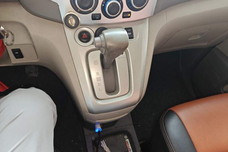 Used Nissan NV200 2014 1.6L CVT Luxury Model China IV Standard Gear Lever