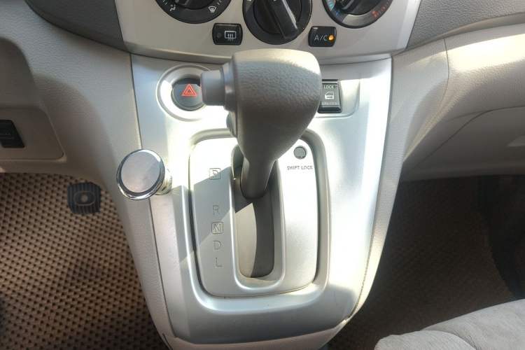 Used Nissan NV200 2014 1.6L CVT Luxury Model China IV Standard Gear Lever